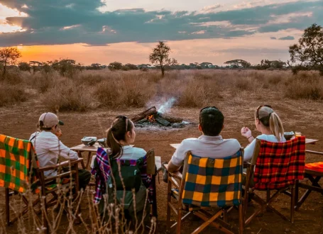 IM_KE_AMB_Sundowner-at-Tulia-Amboseli_Clients-in-front-of-fireplace